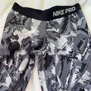 Nike Pro athletic leggings barely worn